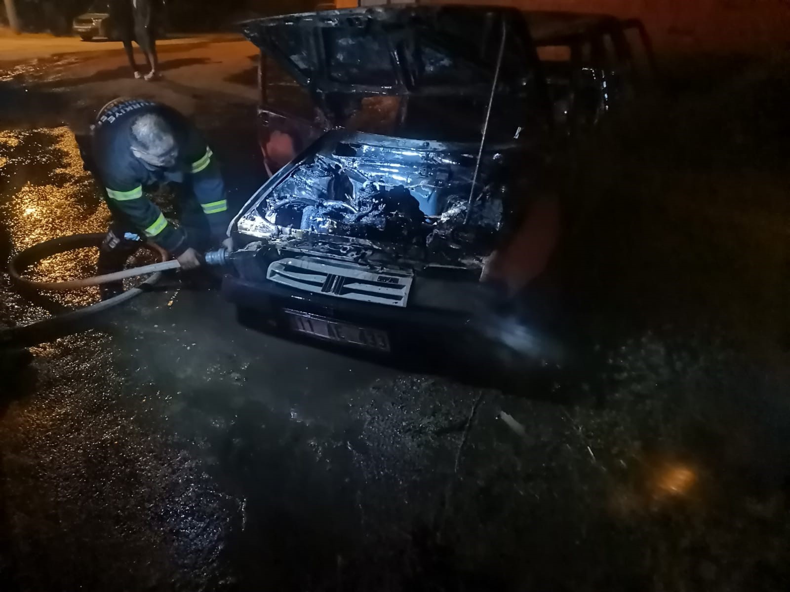 Park halindeki otomobil alevlere teslim oldu