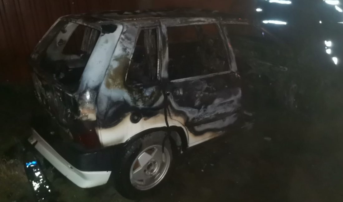 Afyonkarahisar'ın Sandıklı ilçesinde park halinde bulunan otomobilde çıkan yangın, itfaiye