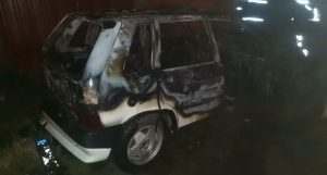 Afyonkarahisar'ın Sandıklı ilçesinde park halinde bulunan otomobilde çıkan yangın, itfaiye