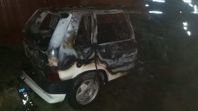 Afyonkarahisar'ın Sandıklı ilçesinde park halinde bulunan otomobilde çıkan yangın, itfaiye