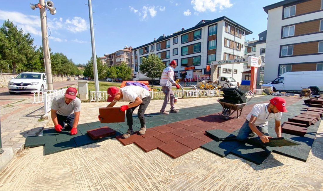 Afyonkarahisar Belediyesi, kent genelindeki parklarda yenileme çalışmalarını sürdürüyor. Ekipler, kullanım