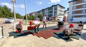 Afyonkarahisar Belediyesi, kent genelindeki parklarda yenileme çalışmalarını sürdürüyor. Ekipler, kullanım