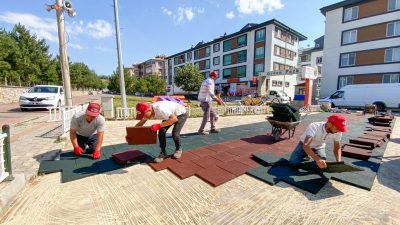 Afyonkarahisar Belediyesi, kent genelindeki parklarda yenileme çalışmalarını sürdürüyor. Ekipler, kullanım