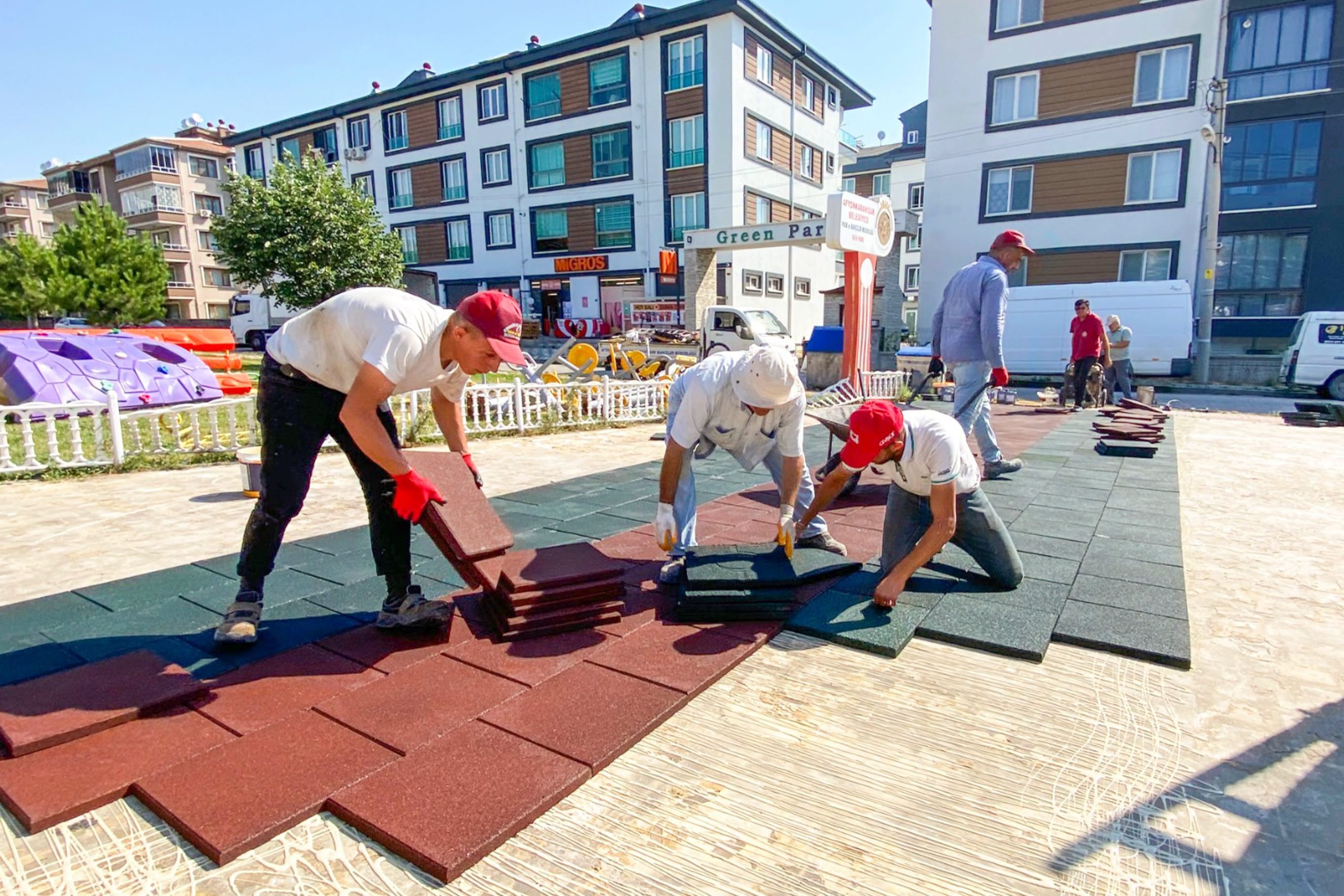 Parklarda güvenli ve konforlu oyun alanları oluşturuluyor