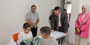 Sandıklı Belediyesi tarafından düzenlenen 15 Temmuz Dostluk Satranç Turnuvası, farklı