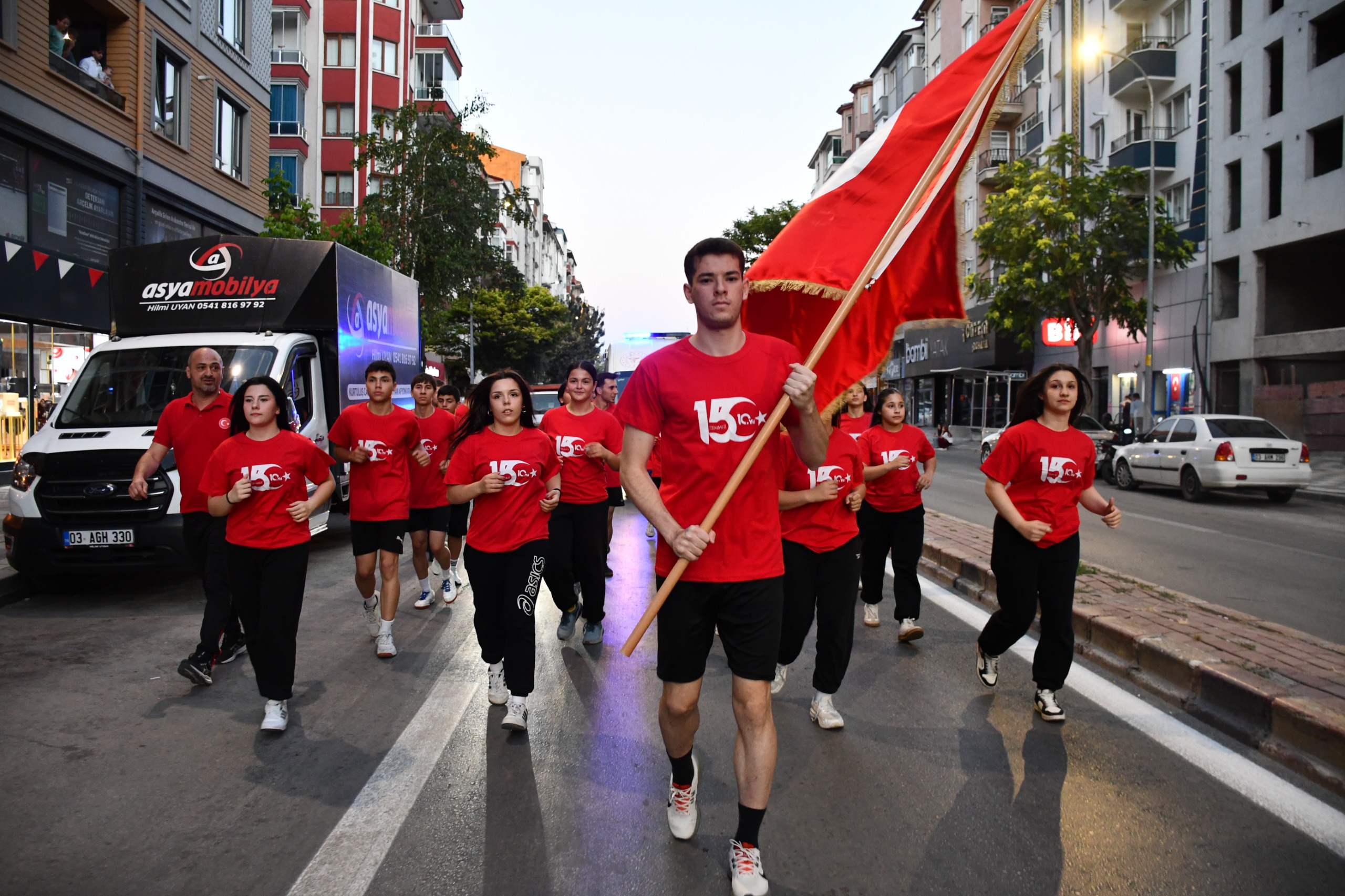 Şanlı Sancak, genç sporcuların omuzlarında