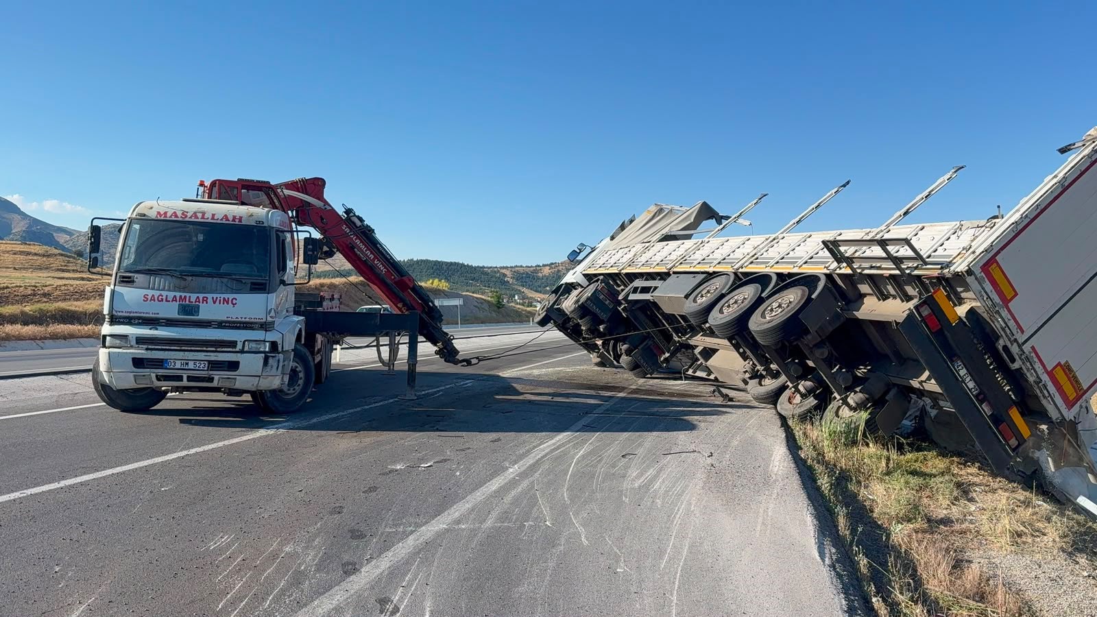 Savrulan tır, yol kenarına yan yatarak durabildi 1 Savrulan tır, yol kenarına yan yatarak durabildi