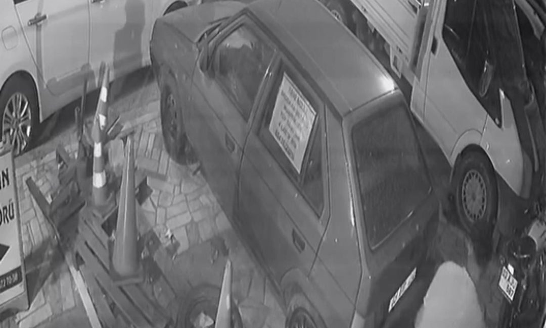 Afyonkarahisar'da park halindeki motosikletin iki genç tarafından çalındığı anlar kameralara