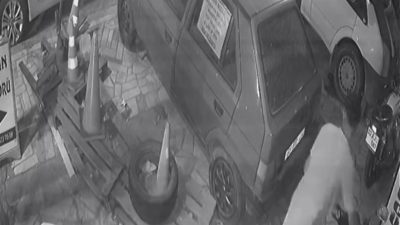 Afyonkarahisar'da park halindeki motosikletin iki genç tarafından çalındığı anlar kameralara