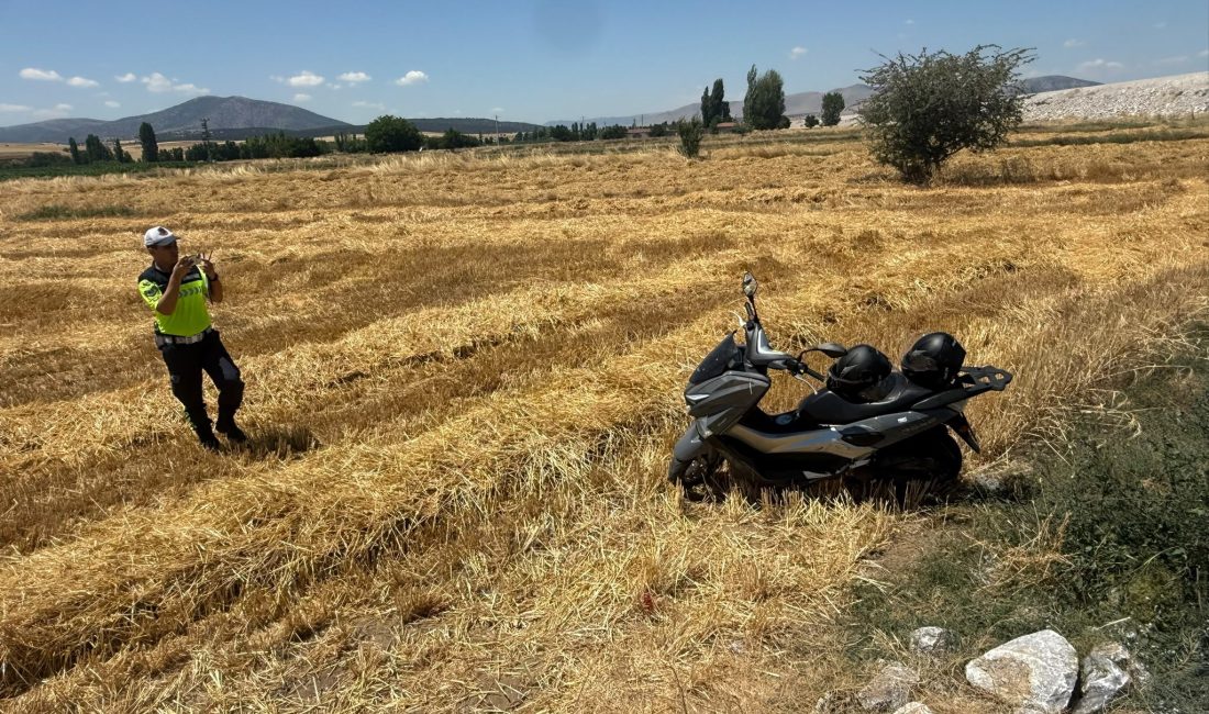 Afyonkarahisar'da kontrolden çıkarak devrilen motosiklette 2 kişi yaralandı.