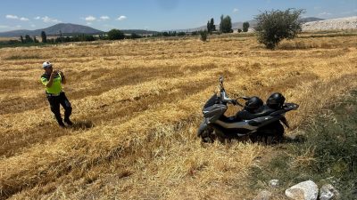 Afyonkarahisar'da kontrolden çıkarak devrilen motosiklette 2 kişi yaralandı.