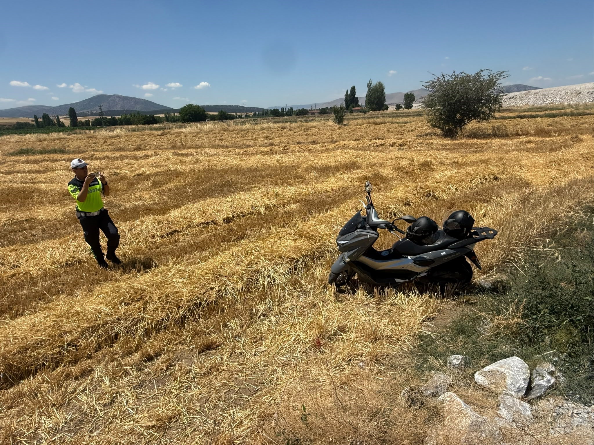 Afyonkarahisar'da kontrolden çıkarak devrilen motosiklette 2 kişi yaralandı.
