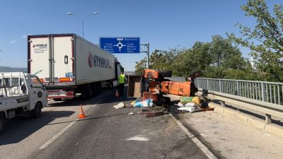 Afyonkarahisar'dan meydana gelen trafik kazasında otomobilin çarpması sonrası devrilen traktörün