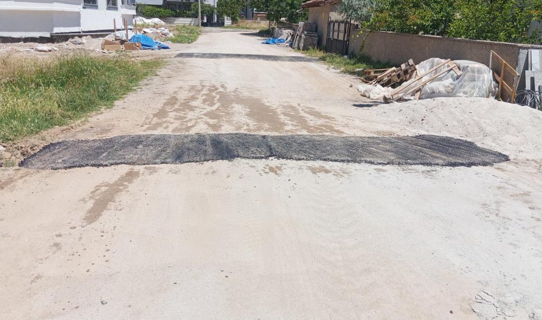Bolvadin Belediyesi Fen İşleri Müdürlüğü ekipleri, ilçe genelinde ulaşım kalitesini