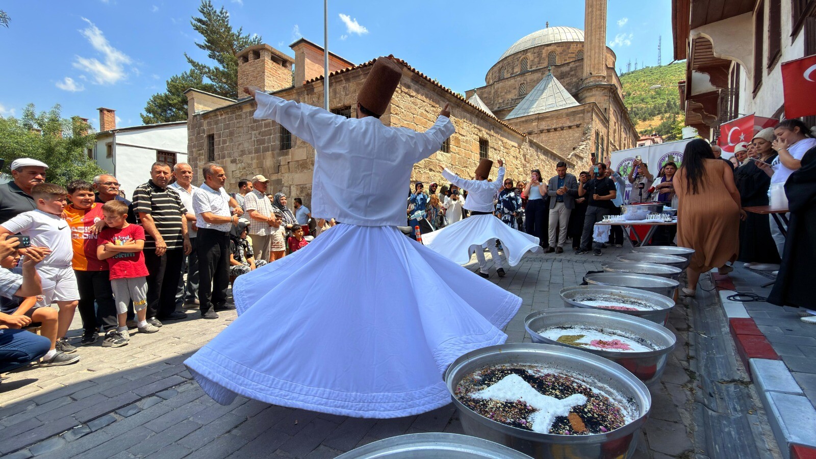 Afyonkarahisar'da 40 hatimli aşure ikramı 3 Afyonkarahisar'da 40 hatimli aşure ikramı
