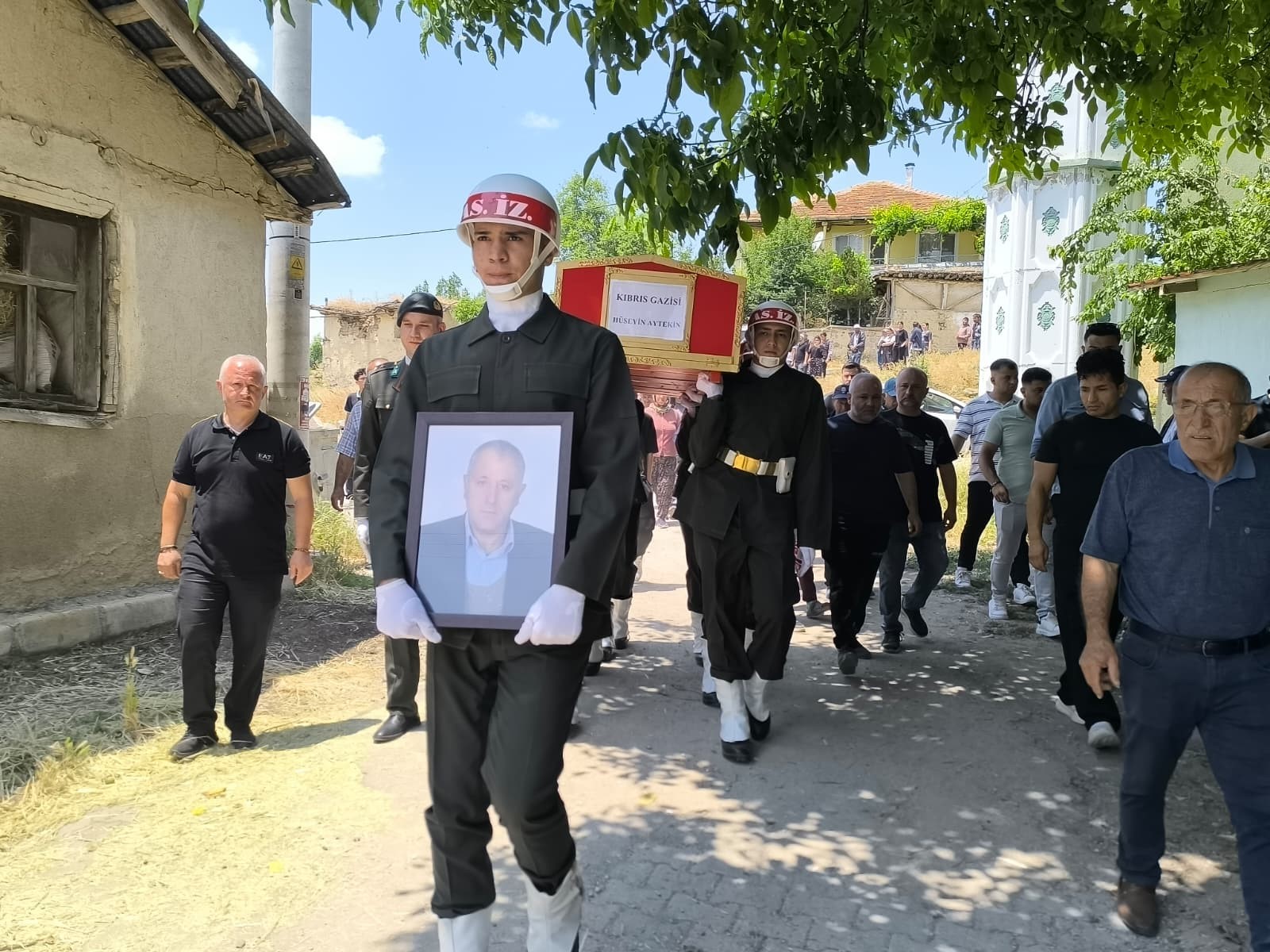 Vefat eden Kıbrıs gazisi son yolculuğuna uğurlandı