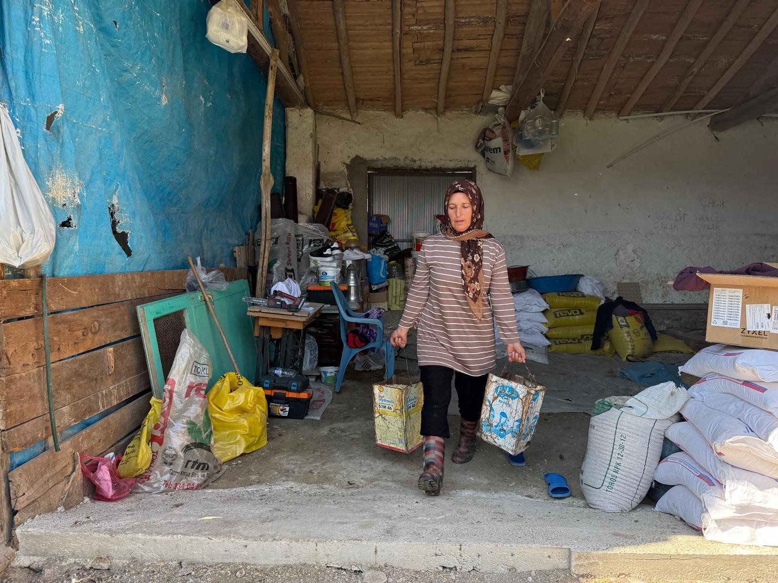 Eşini vahşice kaybetti, çobanlık yaparak çocuklarını okutuyor