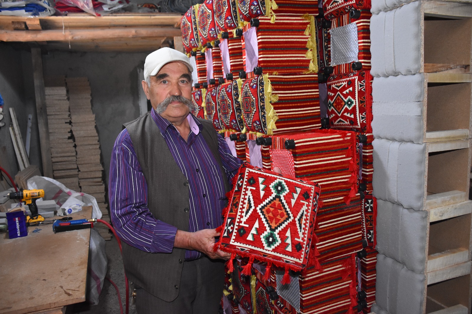 Bolvadin’de geleneksel şark köşesi kültürünü yaşatıyorlar