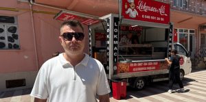 Eskişehir'de, 7 yıllık evliliğini sonlandıran Kerem Soran, boşanma kararını kutlamak