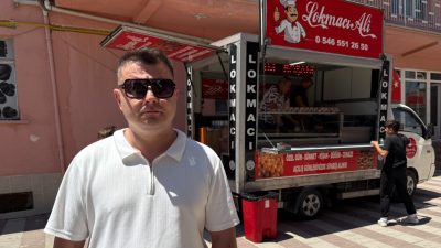 Eskişehir'de, 7 yıllık evliliğini sonlandıran Kerem Soran, boşanma kararını kutlamak