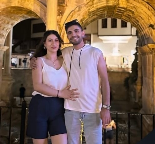 Uzman çavuş baba ile eşi kağıt gibi ezilen araçta can