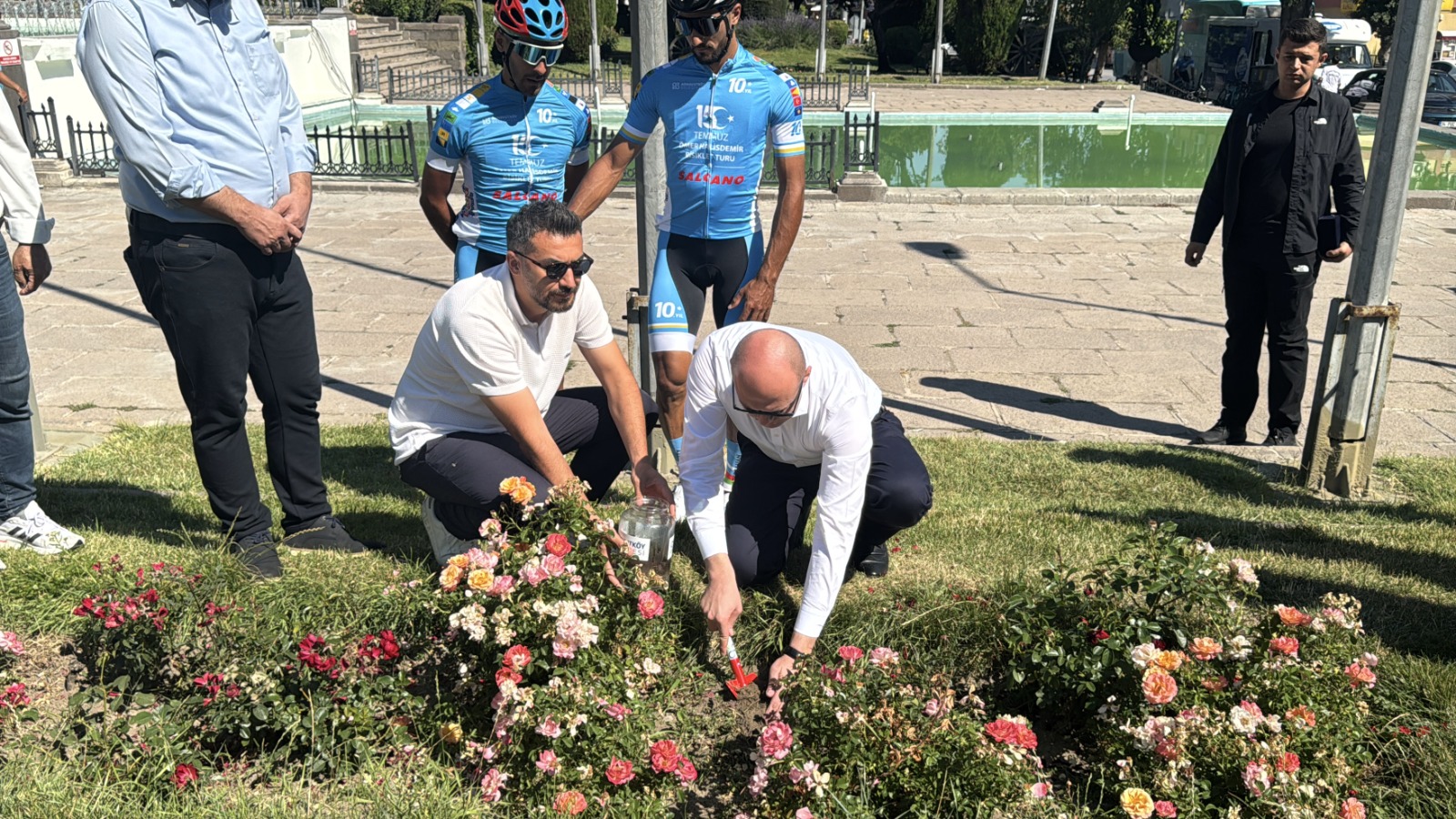 Şehit Ömer Halisdemir Bisiklet Turu'na katılanlar Afyonkarahisar'a ulaştı 1 Şehit Ömer Halisdemir Bisiklet Turu'na katılanlar Afyonkarahisar'a ulaştı