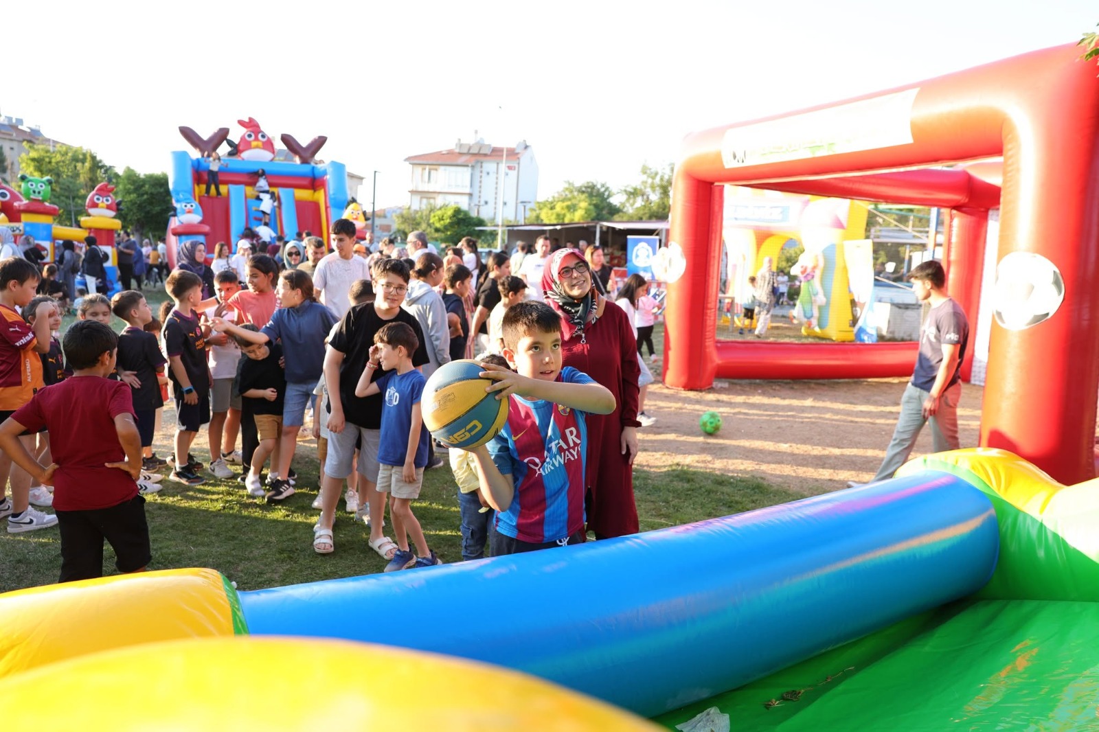 Sandıklı'da karne coşkusu karnavala dönüştü