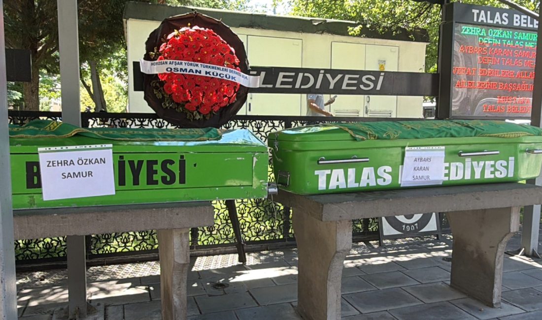 Afyonkarahisar'da meydana gelen trafik kazasında, otomobilin bariyerlere çarparak takla attığı