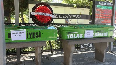 Afyonkarahisar'da meydana gelen trafik kazasında, otomobilin bariyerlere çarparak takla attığı
