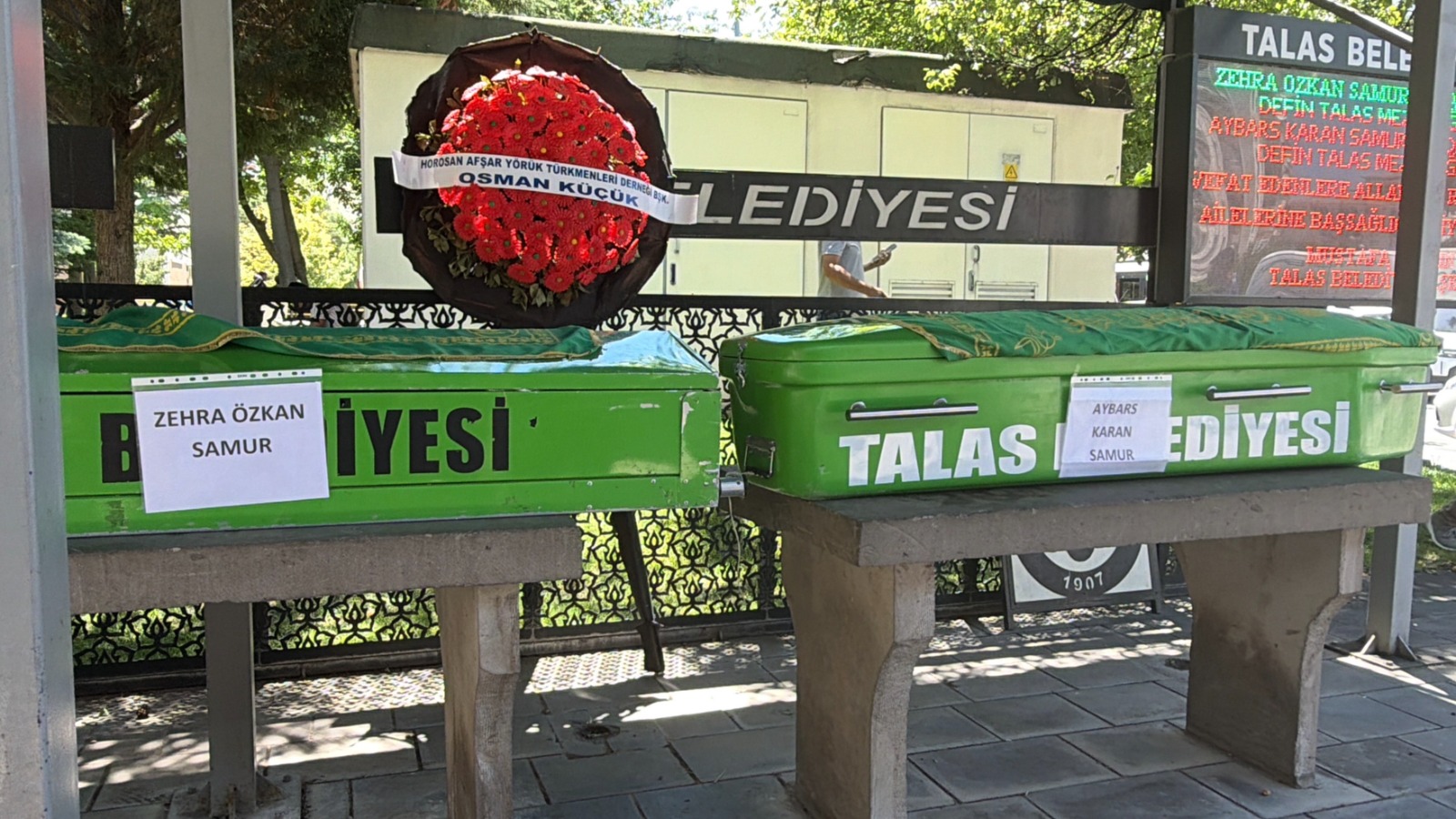 Anne ve 8 aylık bebeği yan yana toprağa verildi