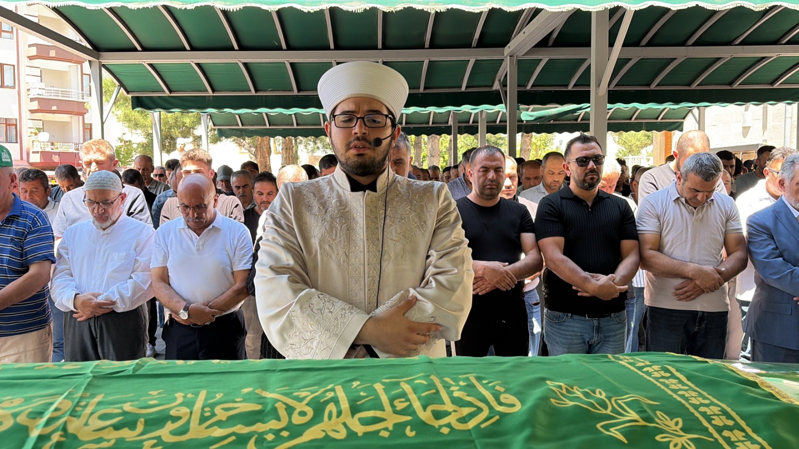 Anne ve 8 aylık bebeği yan yana toprağa verildi 6 Anne ve 8 aylık bebeği yan yana toprağa verildi