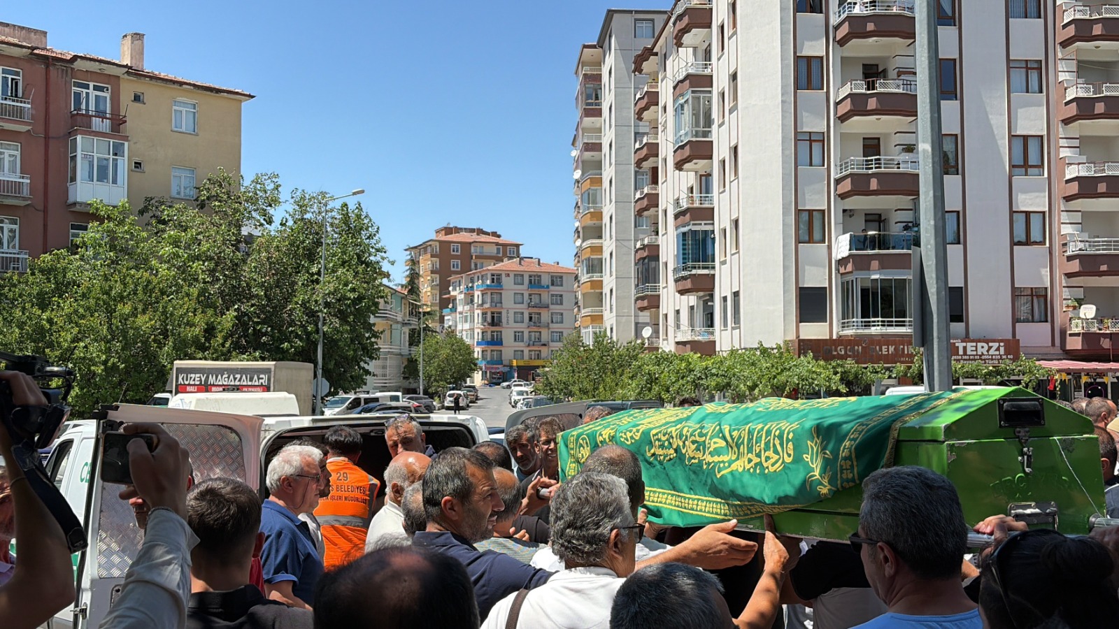 Anne ve 8 aylık bebeği yan yana toprağa verildi