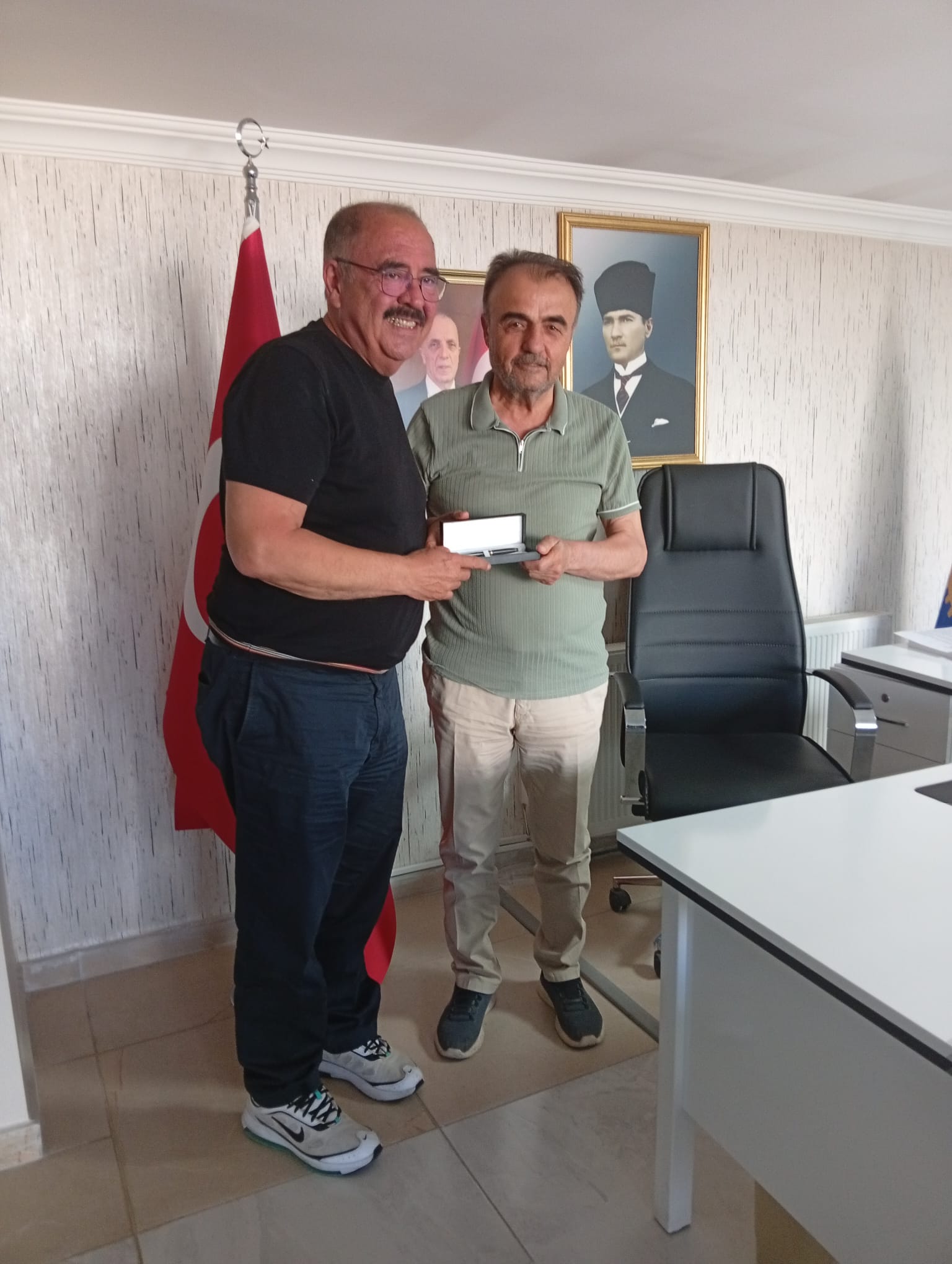 Dr. Mehmet Telek'e hizmetlerinden dolayı anlamlı teşekkür 1 Dr. Mehmet Telek'e hizmetlerinden dolayı anlamlı teşekkür