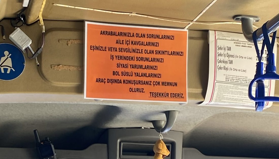 Afyonkarahisar'da şehir içi ulaşımda hizmet veren bir dolmuşta yer alan
