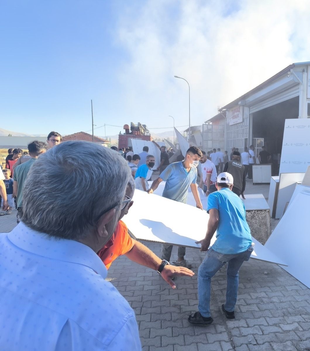 İş yerinde tüp patlaması sonrası yangın çıktı