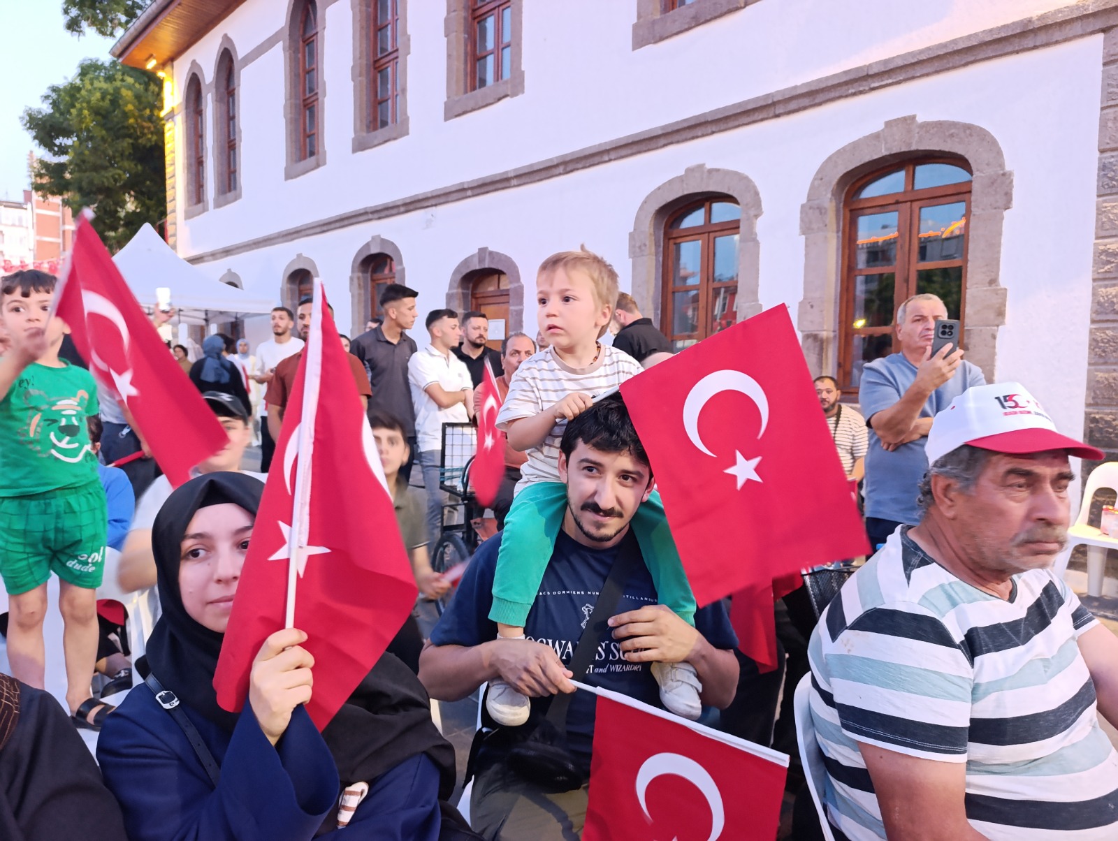"Bugün bizlere düşen görev; 15 Temmuz'u unutmamak, unutturmamak"