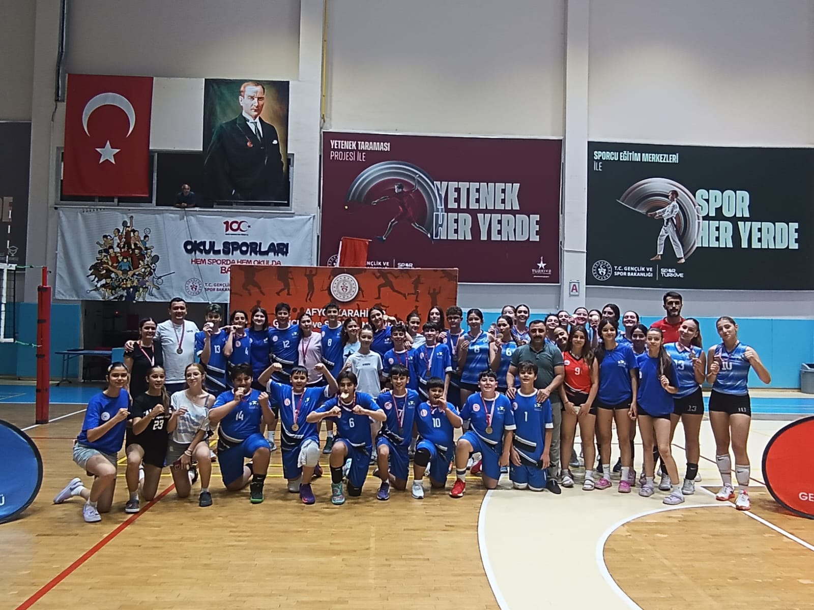 Genç voleybolcular Afyon'da kıyasıya mücadele etti