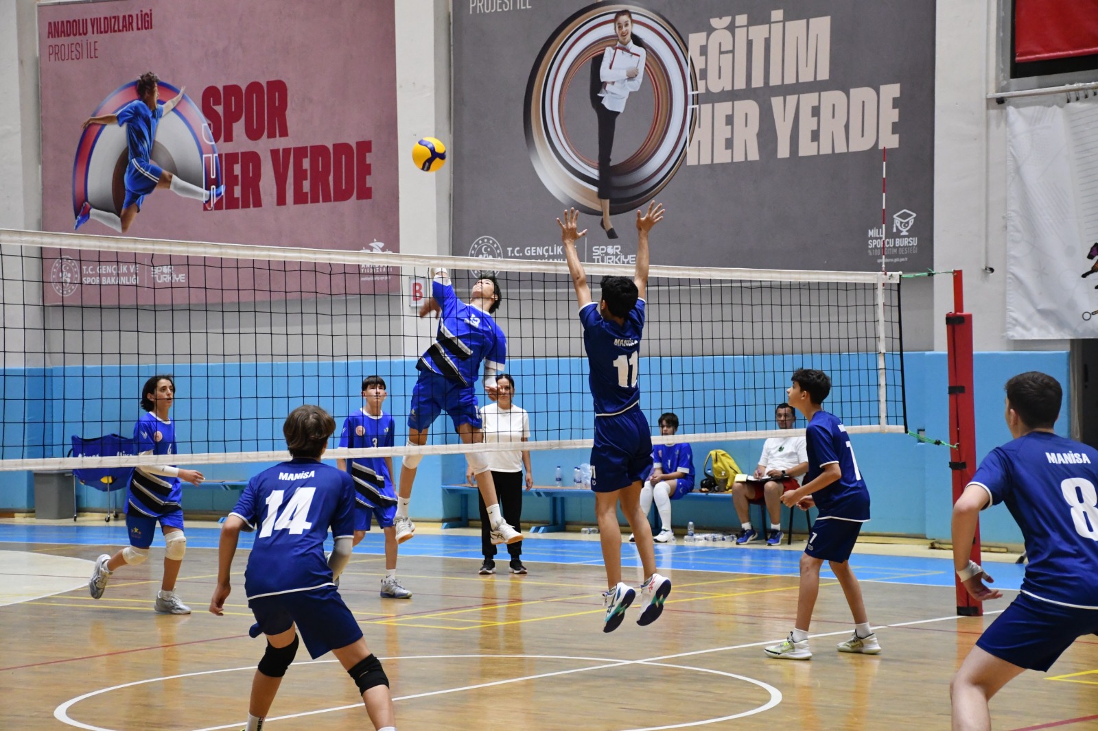Genç voleybolcular Afyon'da kıyasıya mücadele etti