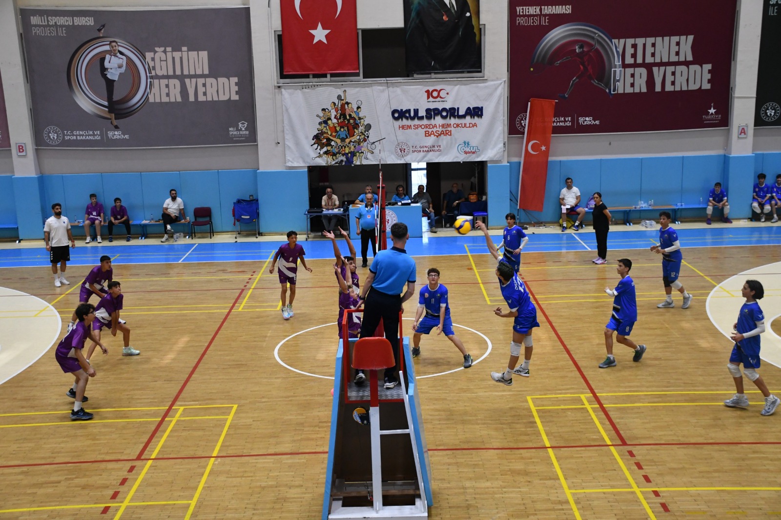 Genç voleybolcular Afyon'da kıyasıya mücadele etti