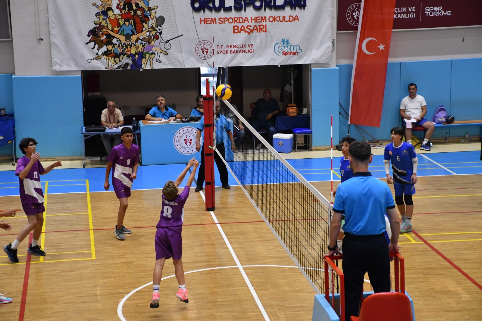 Genç voleybolcular Afyon'da kıyasıya mücadele etti 5 Genç voleybolcular Afyon'da kıyasıya mücadele etti