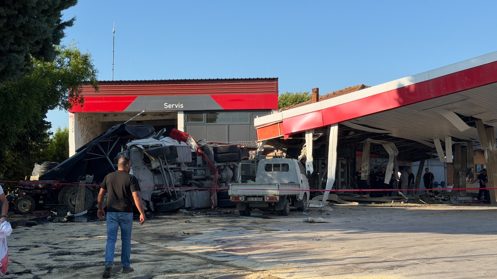 Kömür yüklü tır benzinliğe daldı: 1 Ölü