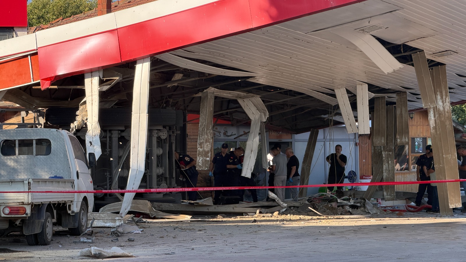 Kömür yüklü tır benzinliğe daldı: 1 Ölü