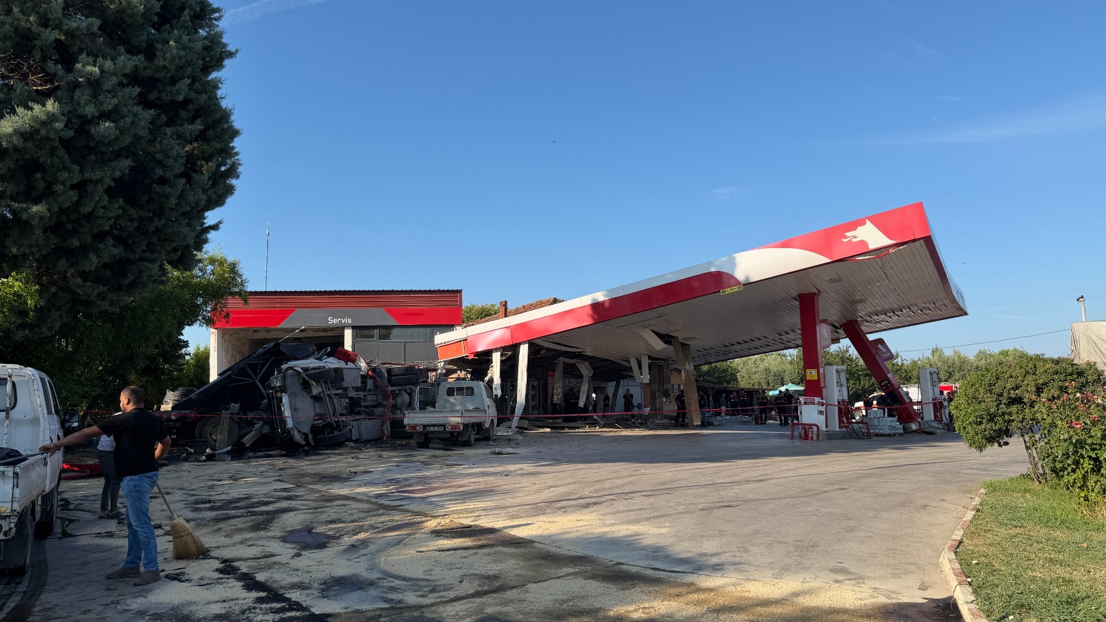 Kömür yüklü tır benzinliğe daldı: 1 Ölü