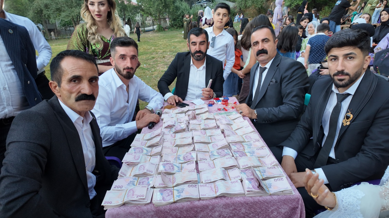 Köy düğününde balya balya para, milyonluk takı