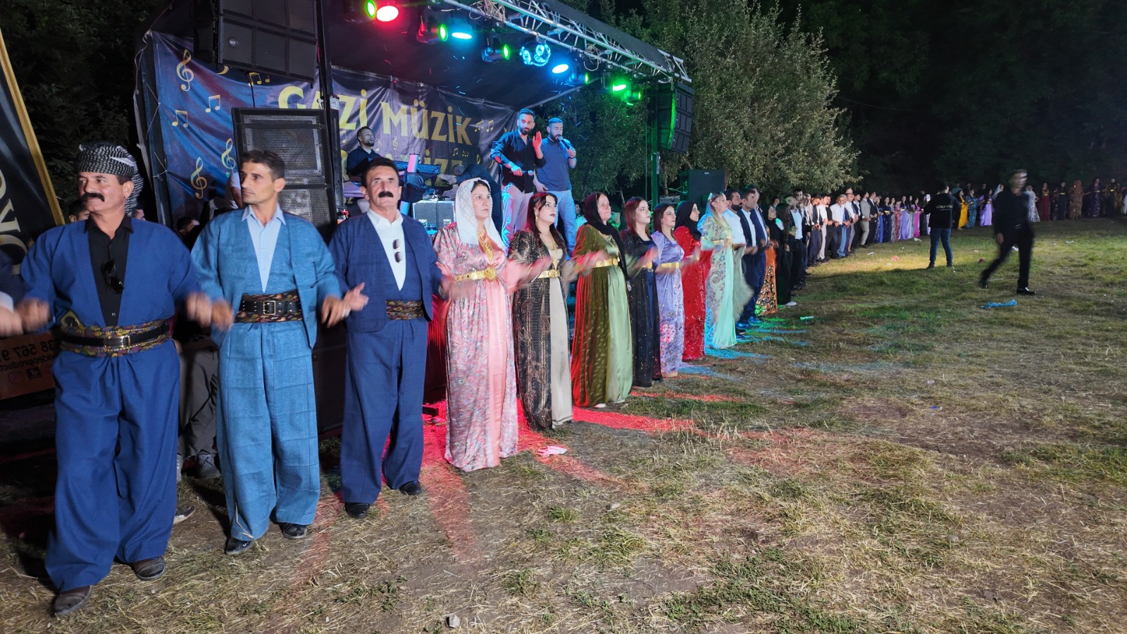 Köy düğününde balya balya para, milyonluk takı