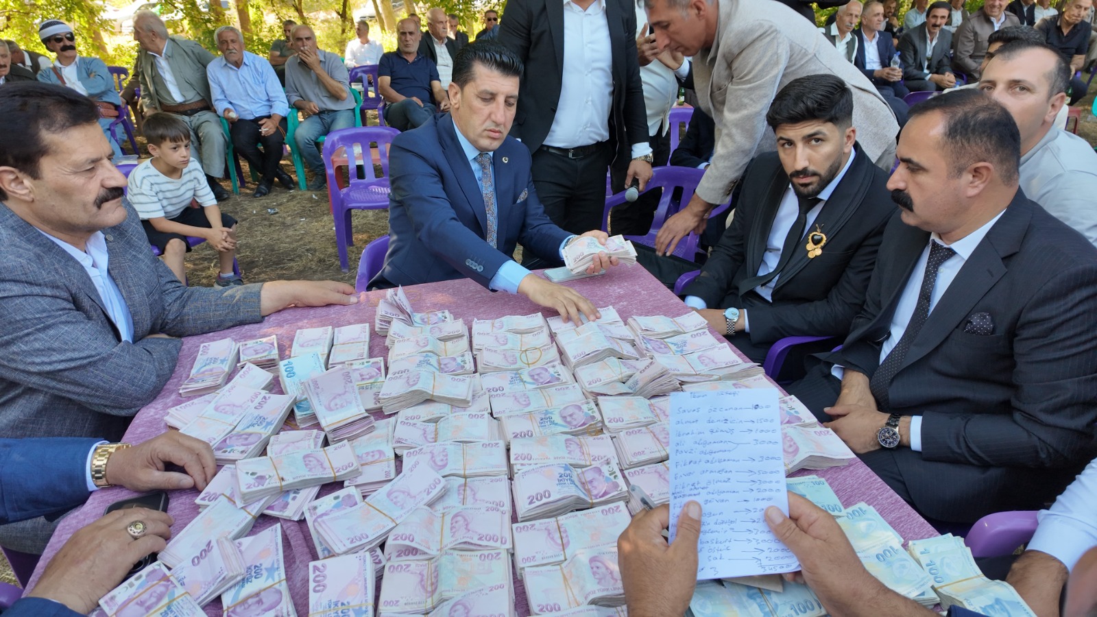Köy düğününde balya balya para, milyonluk takı