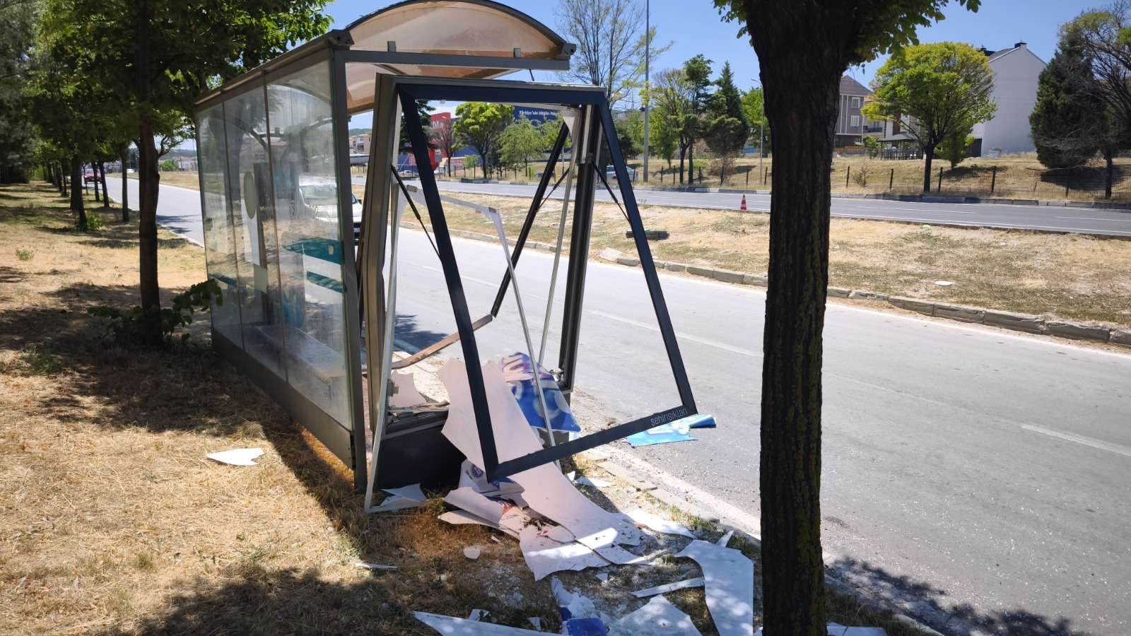 Tırın kopan tekerleği otobüs durağına çarptı 2 Tırın kopan tekerleği otobüs durağına çarptı