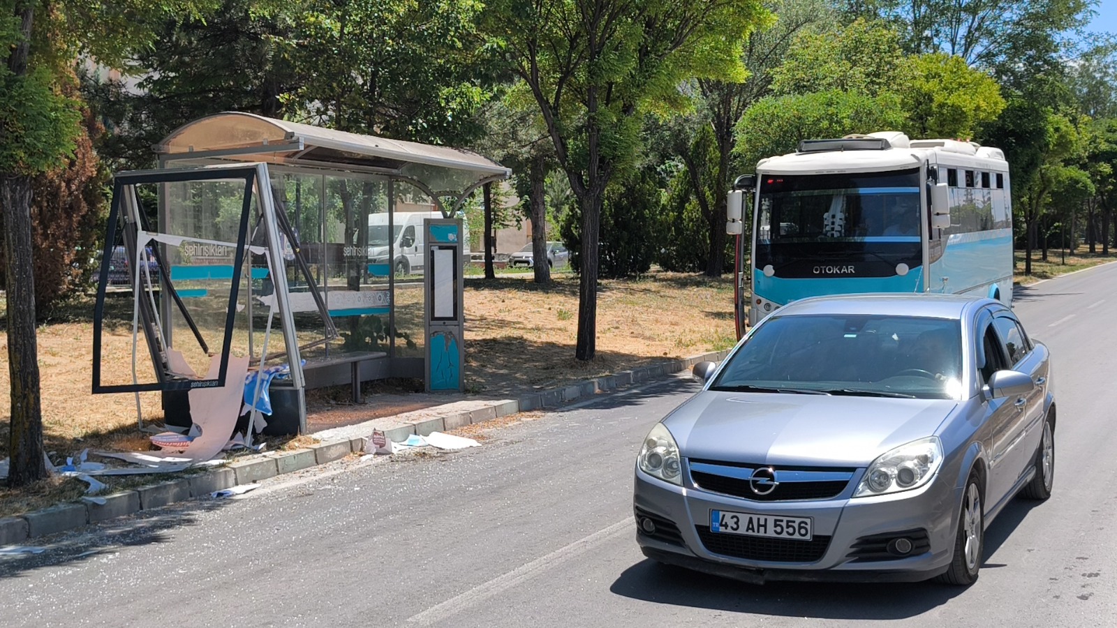 Tırın kopan tekerleği otobüs durağına çarptı