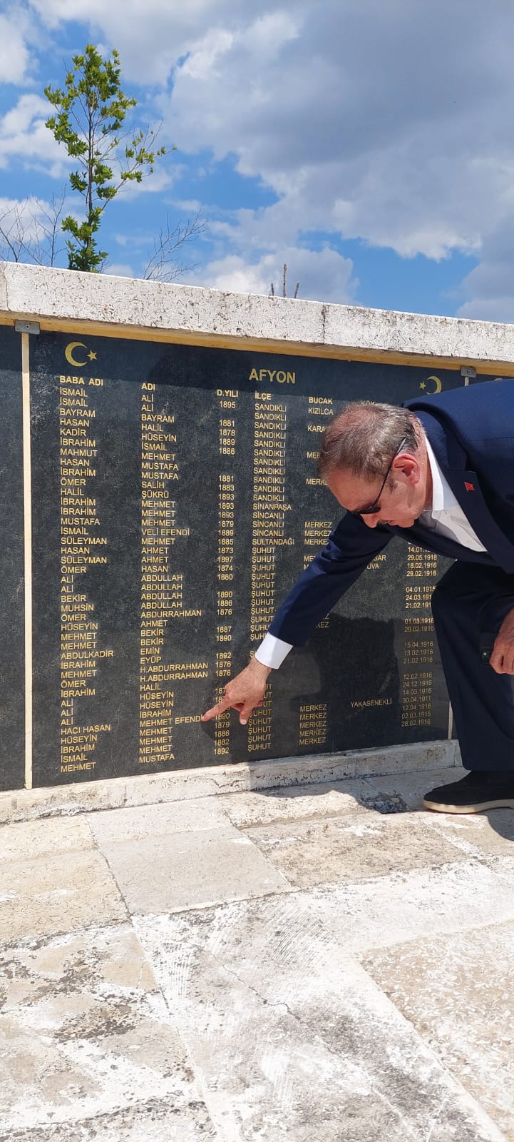 Eroğlu, Edirne’de şehit amcasına dua okudu 3 Eroğlu, Edirne’de şehit amcasına dua okudu