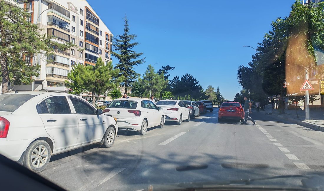Afyonkarahisar'da adliye binası karşısında meydana gelen zincirleme trafik kazasında 5